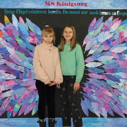 Schülerinnen vor der Fotowand des WPF Kreativ. 