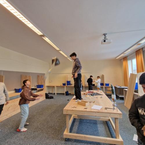 Schüler testen den Fallschirm einer Rakete.