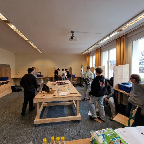 Schüler bauen eine Rakete.