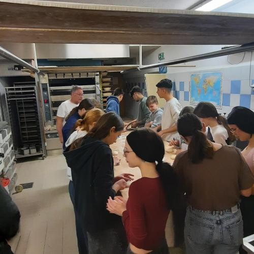 SchülerInnen backen selbst.