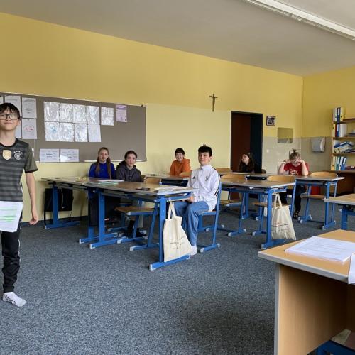 Schüler beim Präsentieren seiner Szene.