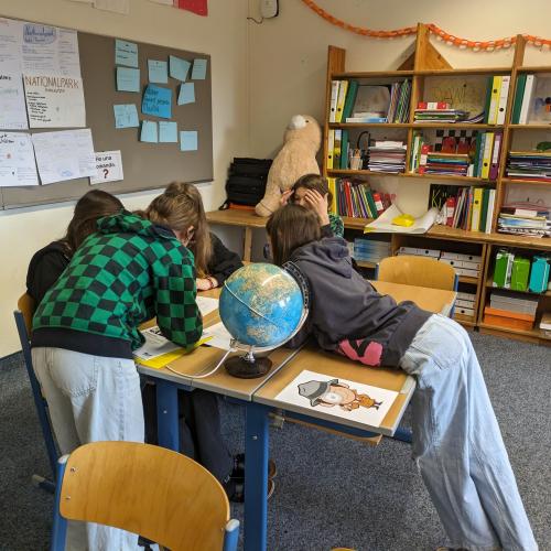 SchülerInnen beim Bearbeiten der Rätsel des Escape Rooms.