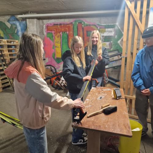 SchülerInnen präparieren ihre Ski im Skikeller.