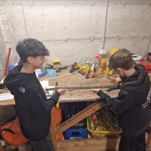 Schüler präparieren ihre Ski im Skikeller.