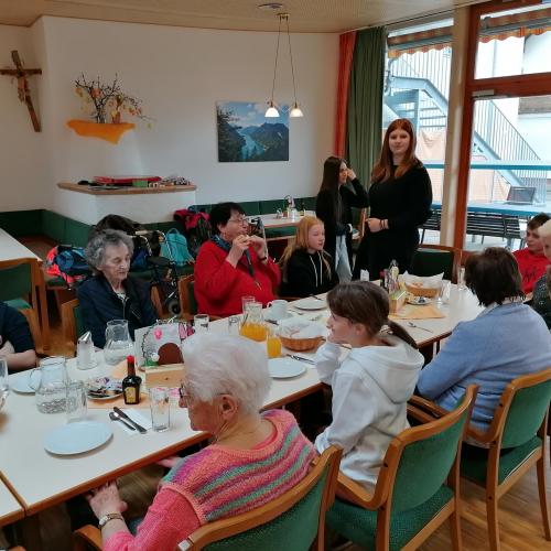 Schülerinnen beim Essen mit de Bewohnern des Altersheims.