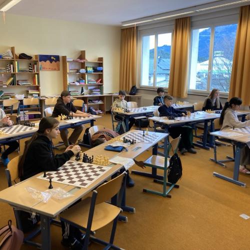 Schüler beim Schachspiel. 