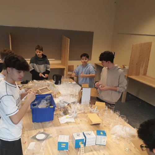 Schüler:innen bereiten die Labormaterialien für den MINT-Raum vor.