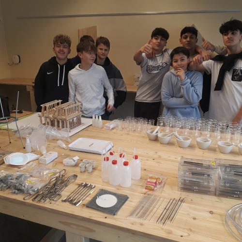 Schüler:innen mit den Labormaterialien.