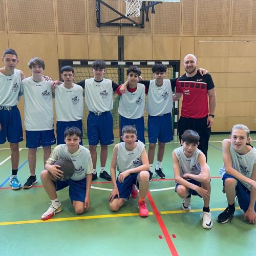 Gruppenfoto der Spieler:innen mit der Lehrperson.