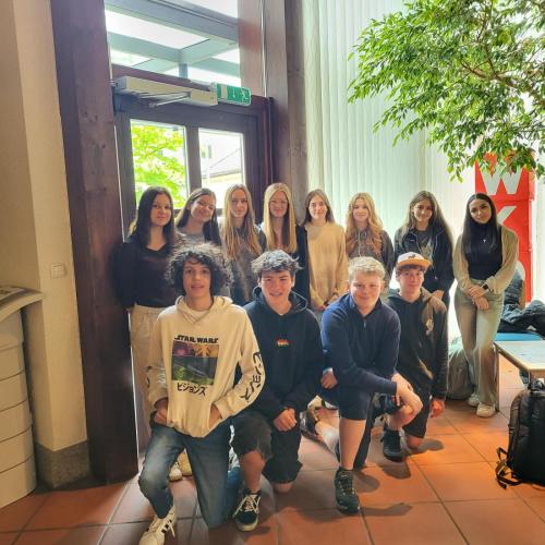 Gruppenfoto der Schüler:innen, die im WIFI Reutte zur Prüfung antreten. 