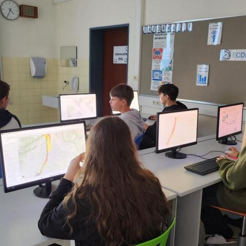 Schüler:innen arbeiten im EDV Saal mit dem Programm "tirisMaps"