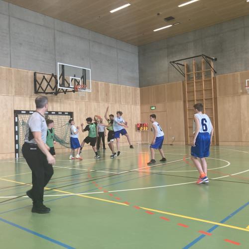 Die Schüler:innen während dem Match.