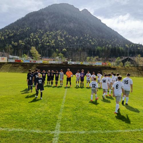 Die Spieler am Fußballplatz.