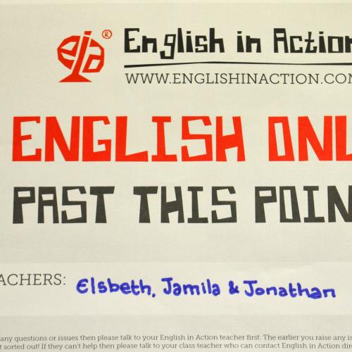 English only past this point - Plakat. Das hängt an allen Türen.