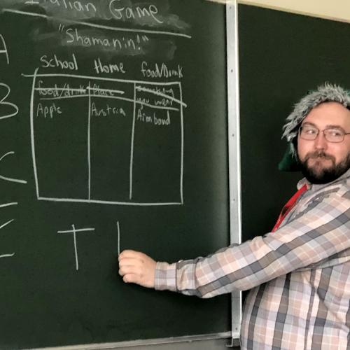 Ein Lehrer schreibt an der Tafel.