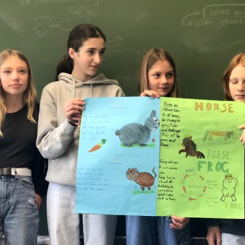 Schülerinnen präsentieren ihr Plakat.