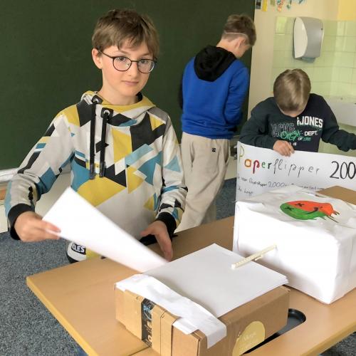 Schüler bereitet die Präsentation vor .