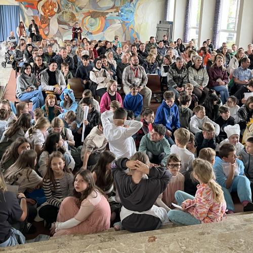 Die gefüllte Aula am Tag der Abschlusspräsentationen .