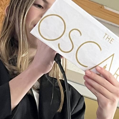 Eine Schülerin als Moderatorin der "Oscars".