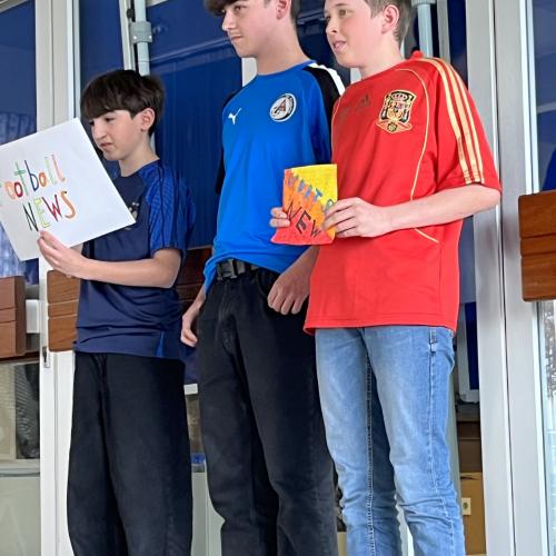 Drei Schüler beim Präsentieren.