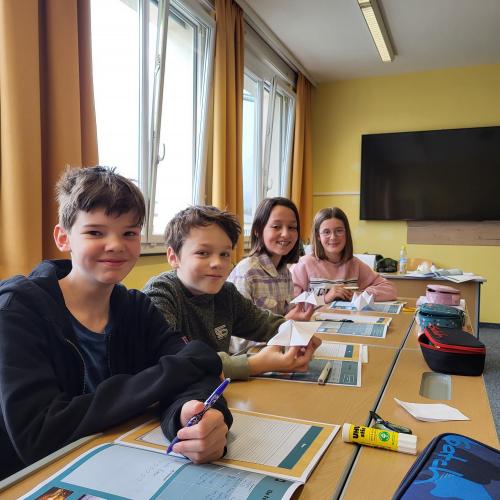 Schüler:innen beim bearbeiten von einem Arbeitsheft.