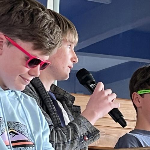 Drei Schüler bei ihrer Abschlusspräsentation.