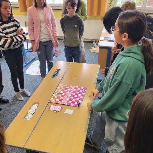 Schüler:innen bei einer Sprachaktivität.