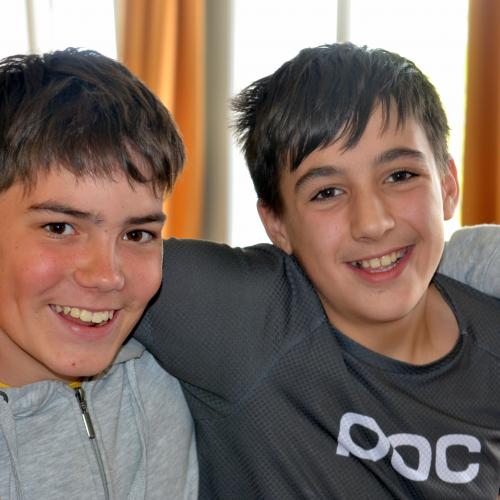 Zwei Schüler lachen in die Kamera.