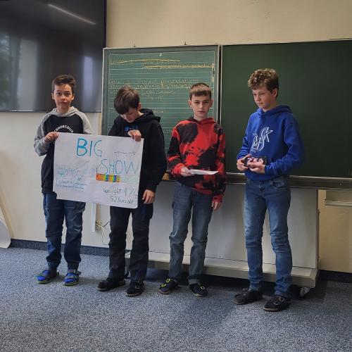 Eine Gruppe Schüler hält eine Präsentation.