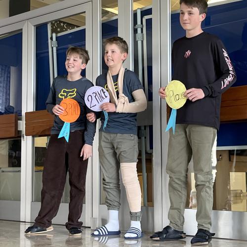 Schüler bei ihrer Abschlusspräsentation.