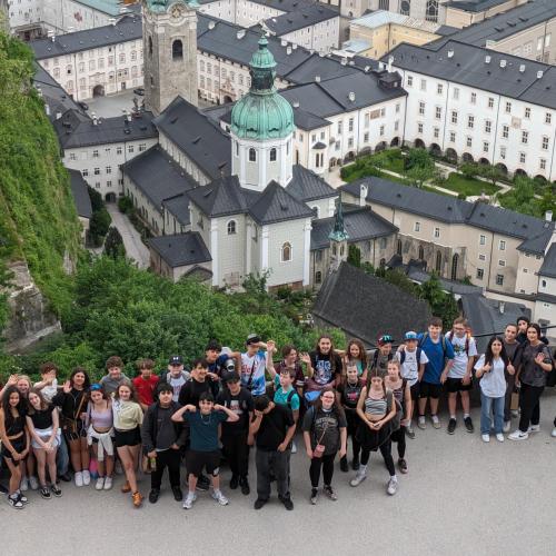 Klassenfoto von der Festung mit Blick zur Stadt.