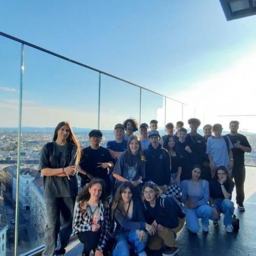 Klassenfoto auf dem Dach des Haus des Meeres mit dem Blick über die Stadt.