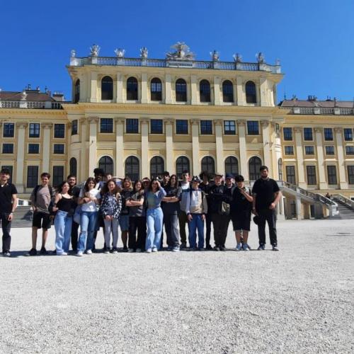 Klassenfoto der 4b mit Lehrpersonen vor dem Schloss Schönbrunn.