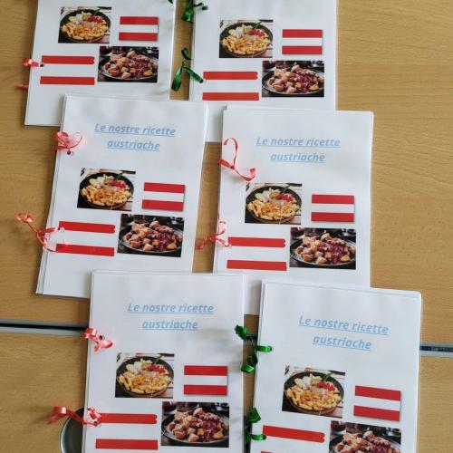 Die fertig gebundenen Rezepthefte auf Italienisch, die den Schüler:innen in Cles geschickt werden.