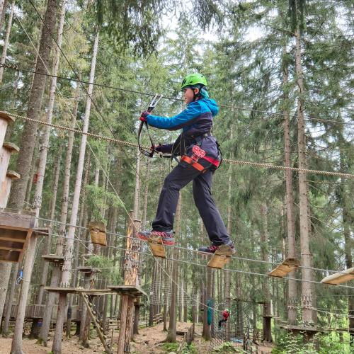 Schüler beim Klettern