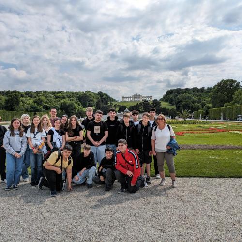 Gruppenfoto 4c Schloss Schönbrunn, die Gloriette im Hintergrund.