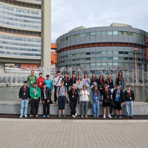 Gruppenfoto vor der UNO-City.