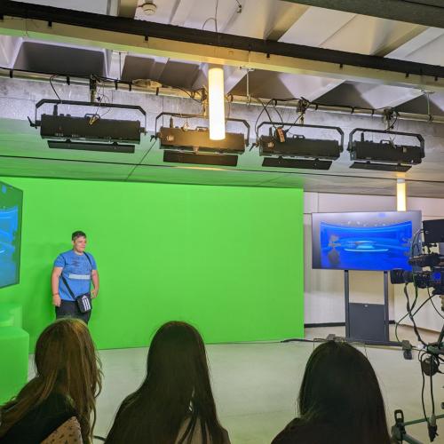 Schüler vor dem Greenscreen. 