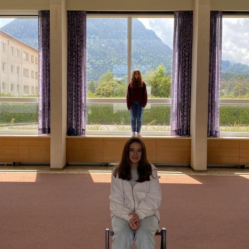 Eine Schülerin "steht" auf dem Kopf einer anderen. 