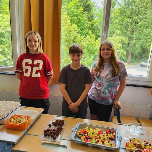 Gruppenfoto einiger Schüler:innen am Buffet.
