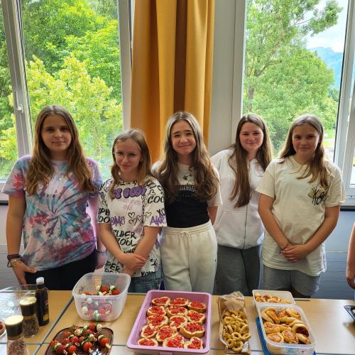 Gruppenfoto einiger Schüler:innen am Buffet.