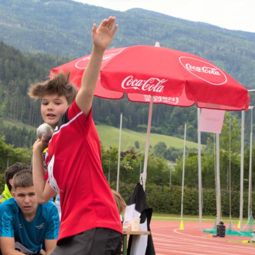 Schüler der 3. Klasse beim Kugelstoßen