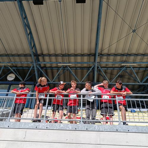 Gruppenfoto der Burschen auf der Tribüne 