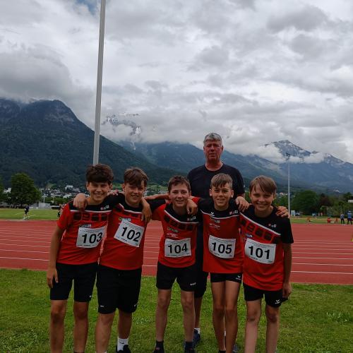 Burschengruppe der 1. und 2. Klasse