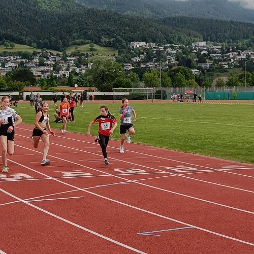 Mädchen der 1a Klasse beim Sprint