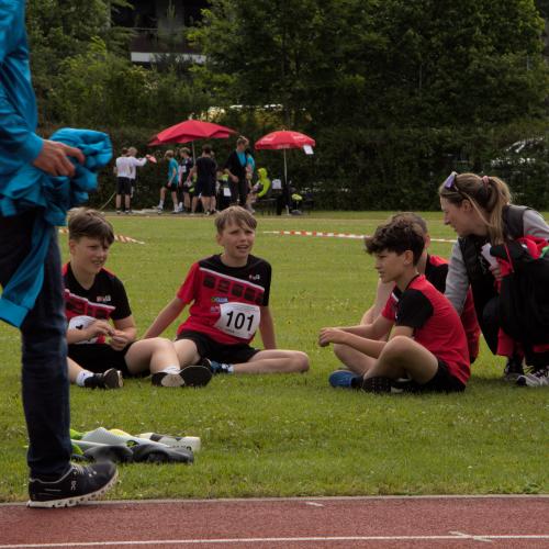 Burschen der 2. Klasse nach dem Sprint