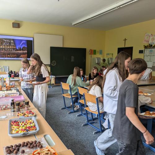 Schüler bedienen sich am Buffet.