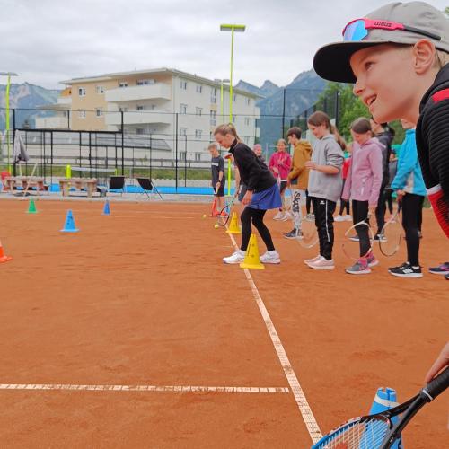 Schüler spielen Tennis.