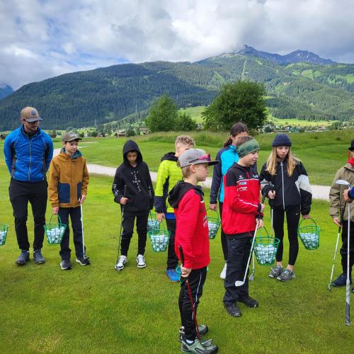 Gruppenfoto der Schüler:innen am Golfplatz.