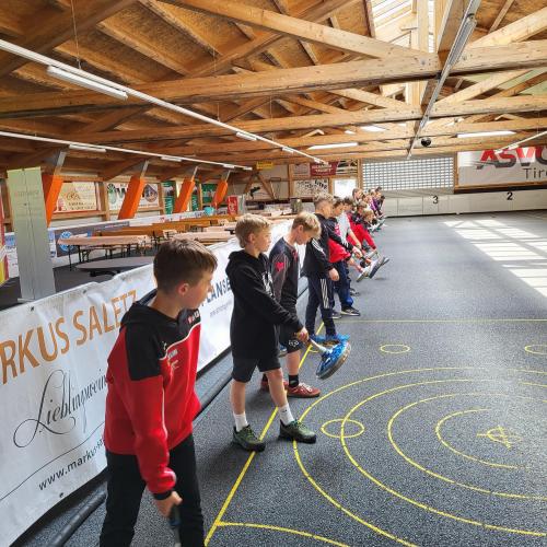 Schüler:innen beim Stocksport.